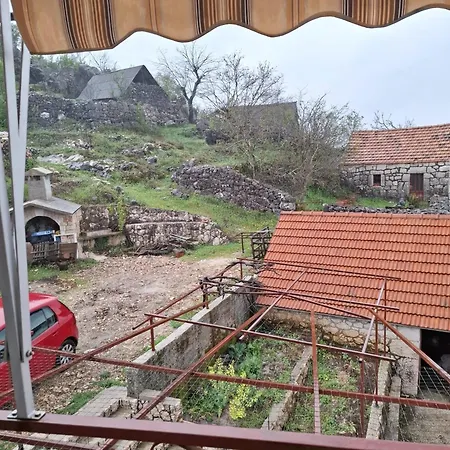 Seoska Idila, Krivici Διαμέρισμα
