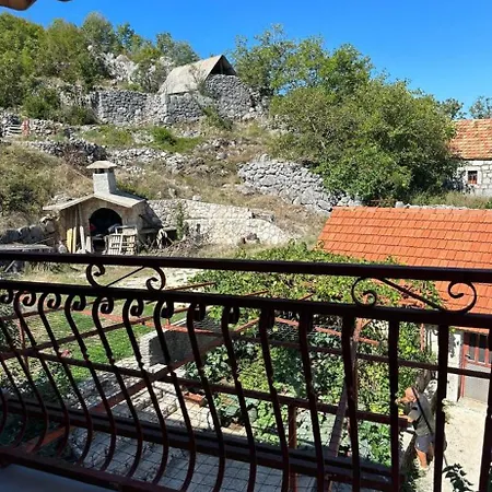 Seoska Idila, Krivici Διαμέρισμα *