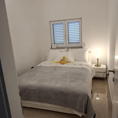 Seoska Idila, Krivici Διαμέρισμα *