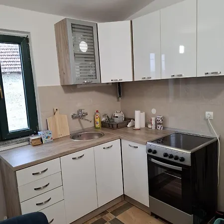 Seoska Idila, Krivici Διαμέρισμα *